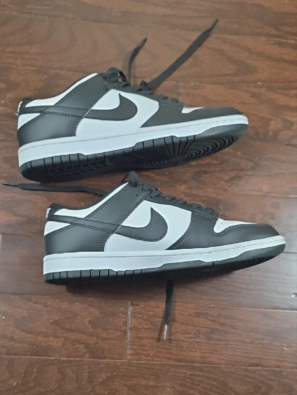 Nike Men's Black and White Low-Top Sneakers
